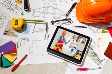 Tablet ekranında çalışan bir işçi. Onarımların çevrimiçi izlenmesi kavramı