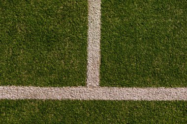 Boş yeşil bir sentetik tenis kortu kenar çizgisini ve ağı gösteriyor.