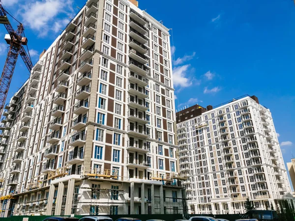 Andamios e instalación de paneles de fachada de vidrio a un nuevo fondo del edificio. — Foto de Stock