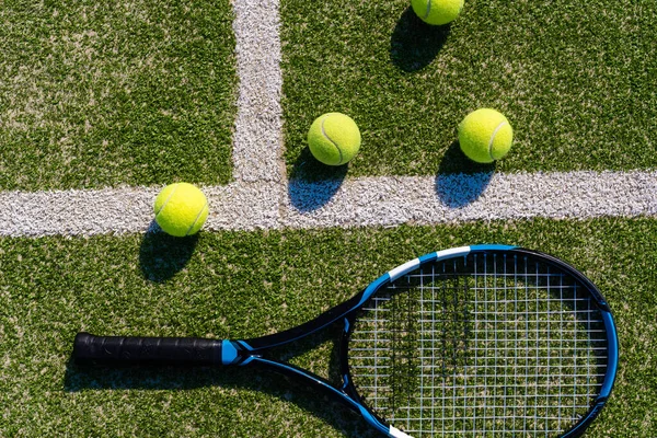 Raqueta de tenis en cancha de tenis vacía — Foto de Stock