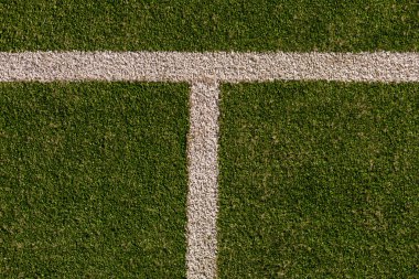 Boş yeşil bir sentetik tenis kortu kenar çizgisini ve ağı gösteriyor.