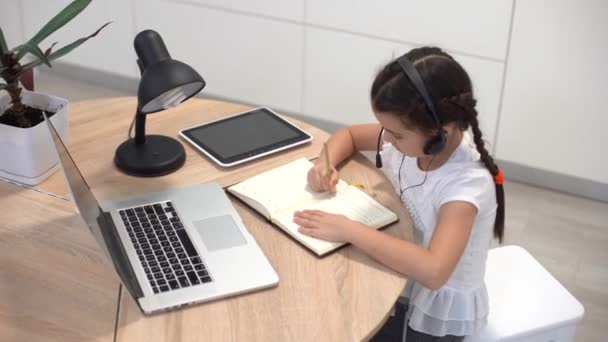 Niña estudiante de niños estudiando en línea clase con el ordenador portátil en casa, Nueva normal. Covid-19 coronavirus — Vídeos de Stock