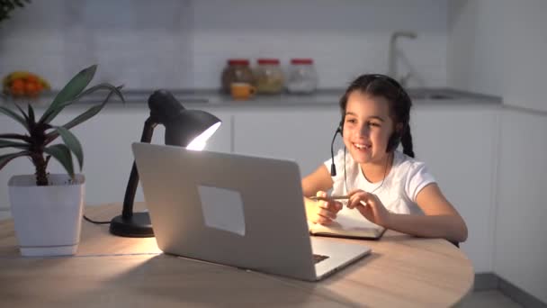 Crianças educação à distância. Menina bonito usando laptop em casa. Educação, estudo on-line casa estudar — Vídeo de Stock