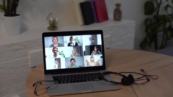 Τεχνολογία τηλεδιάσκεψης στην κουζίνα για βιντεοκλήση με συναδέλφους στο σπίτι και στα γραφεία — Αρχείο Βίντεο