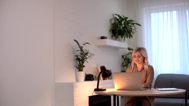 Sorrindo jovem mulher de negócios profissional falando usando laptop sentar-se em casa mesa de escritório, cliente feliz do sexo feminino, confirmando on-line site compras ordem entrega conceito — Vídeo de Stock