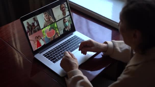 Starsza kobieta wykonuje rozmowy wideo za pomocą laptopa w domu. COVID 19 Asystenci czatu online — Wideo stockowe