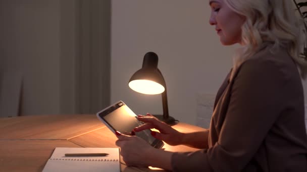 Souriant jeune femme à l'aide d'une tablette numérique mains fermer — Video