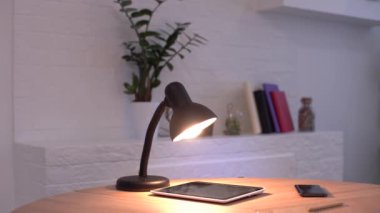 Evde iş yeri, tabletli ve telefonlu masa.
