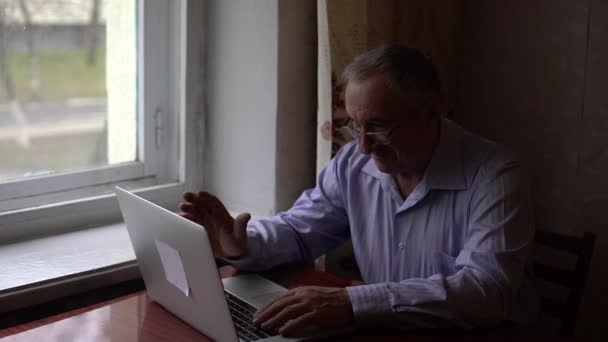 Ηλικιωμένος άντρας χρησιμοποιεί βιντεοκλήση στο smartphone του για να επικοινωνεί, να επικοινωνεί με ασφάλεια ανθρώπους βιντεοκλήση — Αρχείο Βίντεο