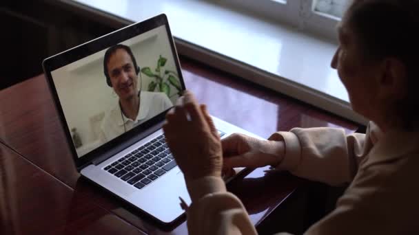커뮤니케이션 개념. 할머니가 노트북으로 비디오 통화를 하고 손 자녀들과 이야기하는 모습 — 비디오