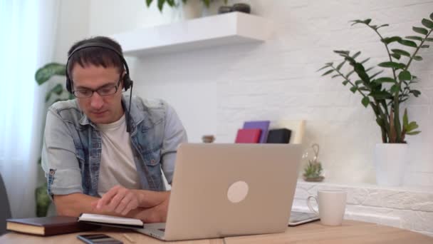 Zakenman werkt op laptop computer thuis kantoor. Man professioneel typen op laptop toetsenbord op kantoor werkplek. Portret van zakenman op zoek naar laptop scherm binnen — Stockvideo