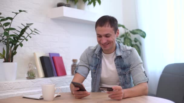 Hombre de negocios Banca en línea con Smartphone Compras en línea con tarjeta de crédito sentado — Vídeos de Stock