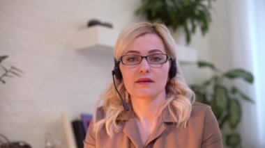 Kafkas banka müdürü tarafından yürütülen uzak görüşmeler 30 'ların iş kadını. Kafadan çekilen resimler güzel kadın web kamerası görüntüsü. Sanal sohbet uygulaması dünya çapında kolay kullanım kavramı
