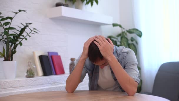 Pensativo sério jovem estudante escritor sentar-se em casa mesa de escritório com laptop pensando em inspiração solução problema ideias perdidas em pensamentos conceito sonhando olhando para longe — Vídeo de Stock