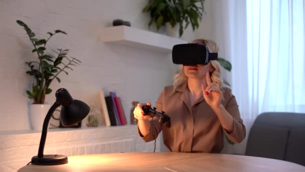 Женщина в VR гарнитуре играет в шутере — стоковое видео