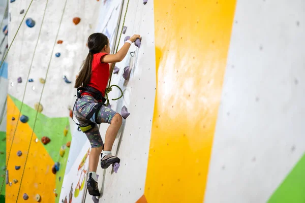 Little Girl Climbing Rock Wall practical wall in gym — Stock Photo, Image