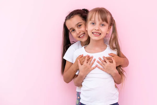 Feliz engraçado menina gêmeos irmãs abraçando e rindo — Fotografia de Stock