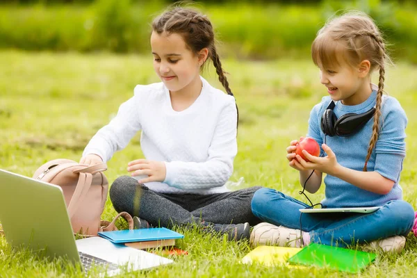 Kids on the picnic in school grass yard are coming eat lunch in box. parent take care of childcare. — Stock Photo, Image