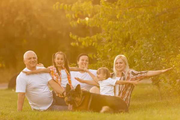 Familia Multi Generación en Caminata por el Campo — Foto de Stock