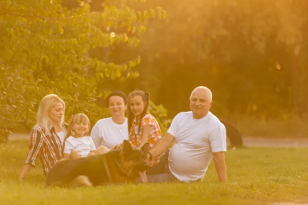 Family Walking Dog Togetherness Concepto de la naturaleza — Foto de Stock