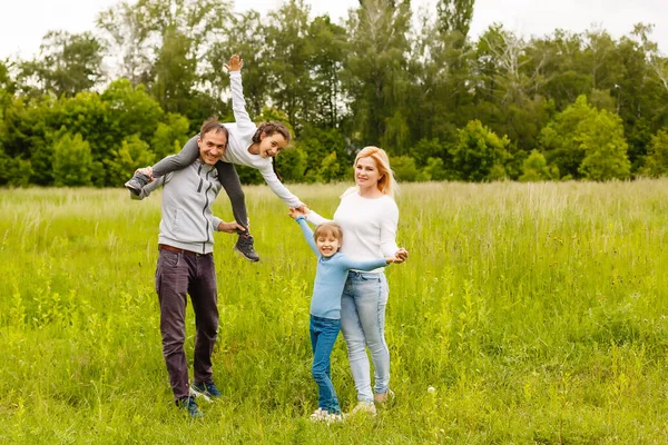 Família desfrutando de caminhada no belo campo — Fotografia de Stock