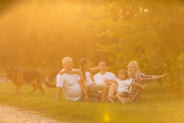 Family Walking Dog Togetherness Concepto de la naturaleza — Foto de Stock