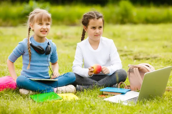 Děti na pikniku na školním trávníku budou obědvat v krabici. rodiče starat se o péči o děti. — Stock fotografie