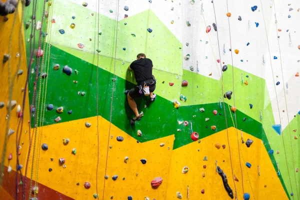 En bergsklättervägg för bakgrund praktisk vägg i gym — Stockfoto