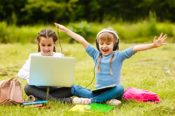 Ziemlich stylische Schulmädchen lernen Online-Unterricht im Hof, soziale Distanz während der Quarantäne, Selbstisolierung, Online-Bildungskonzept — Stockfoto