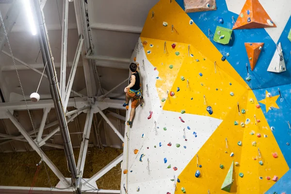 Una pared de escalada para fondo práctica pared en el gimnasio —  Fotos de Stock