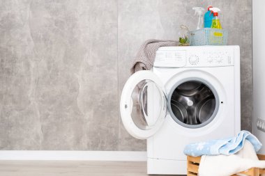 Yepyeni beyaz bir dairede modern lüks çamaşırhane..