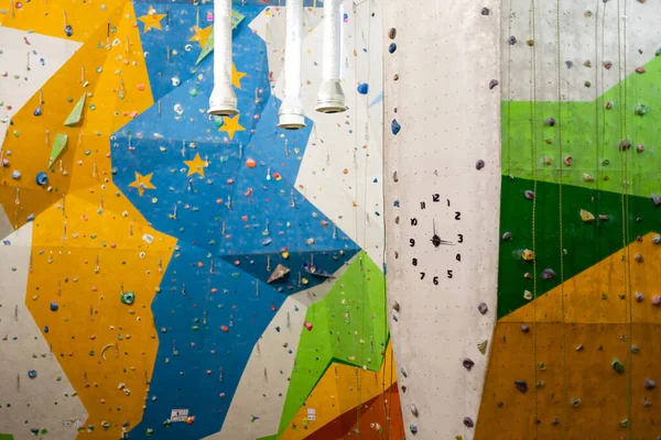 Uma parede de escalada para fundo prático parede no ginásio — Fotografia de Stock