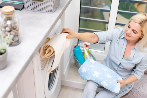 Domácí práce, mladá žena praní prádla — Stock fotografie