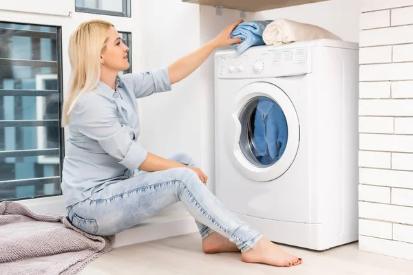 Házimunka, fiatal nő mosás közben — Stock Fotó