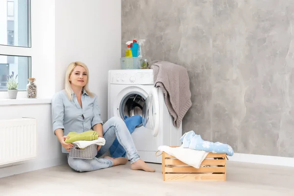 La joven ama de casa está lista para la limpieza, tiempo para la limpieza — Foto de Stock