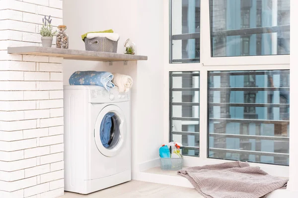 Současné luxusní prádelna ve zbrusu novém bytě v bílé. — Stock fotografie