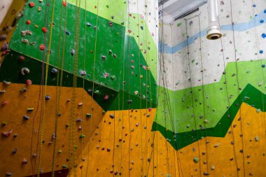 Spor salonunda arka plan için bir kaya tırmanma duvarı.