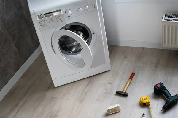 Máquina de lavar roupa quebrada no apartamento — Fotografia de Stock