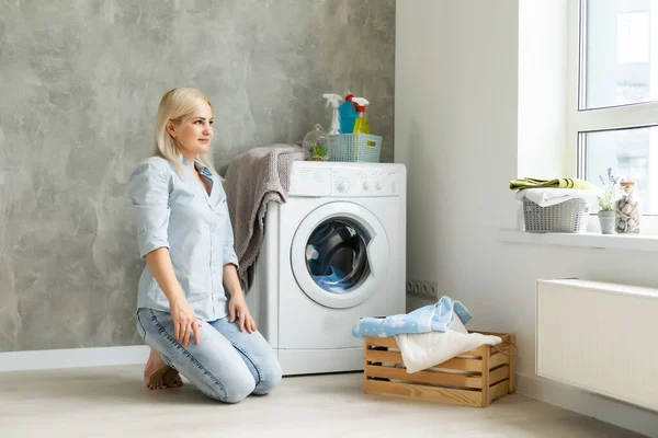 Házimunka, fiatal nő mosás közben — Stock Fotó