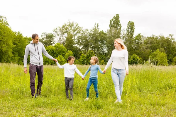 Familie Genieten Wandelen In Mooi Platteland — Stockfoto