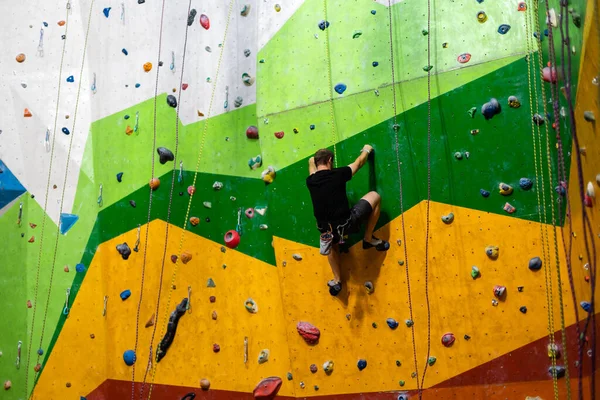 Uma parede de escalada para fundo prático parede no ginásio — Fotografia de Stock