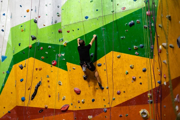 Uma parede de escalada para fundo prático parede no ginásio — Fotografia de Stock