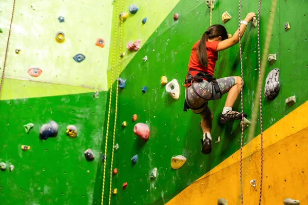 Menina escalada parede de rocha — Fotografia de Stock