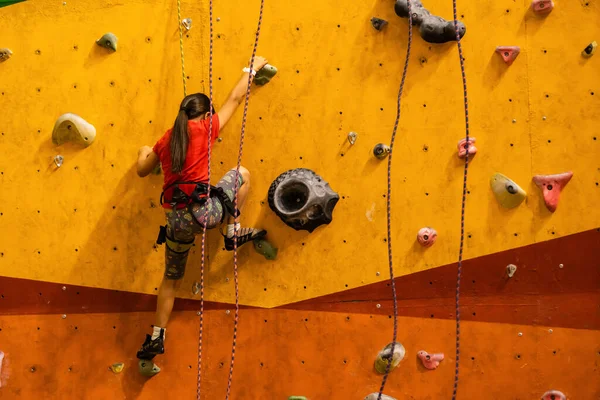 Menina escalada parede de rocha — Fotografia de Stock