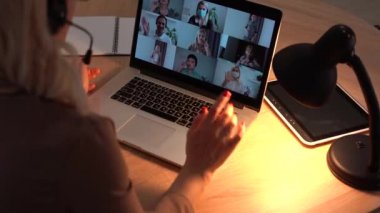 Laptopta Evde Çalışan Bir Kadın Grup Video Konferansı Yapıyor