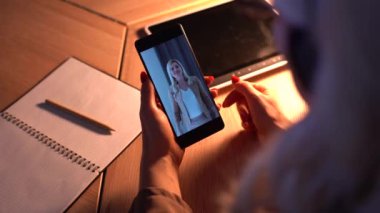 Kadın akıllı telefon konuşmaları kullanarak görüntülü konuşma yapıyor, ailesiyle cep telefonu işitme engelli iletişimde eğleniyor.