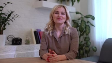 Kafkas banka müdürü tarafından yürütülen uzak görüşmeler 30 'ların iş kadını. Kafadan çekilen resimler güzel kadın web kamerası görüntüsü. Sanal sohbet uygulaması dünya çapında kolay kullanım kavramı