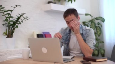 Yorgun işçi bilgisayarda çok çalışmış. Hüsrana uğramış iş adamı yalnız çalışıyor. Ofis fazla mesai yapıyor. İnternetteki İşkolik Çalışmaları. Yorgun İşadamı. Bunaltıcı Yorgun Adam