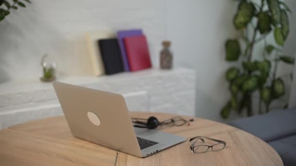 Tecnología de videoconferencia en cocina para videollamadas con colegas en casa y en oficinas — Vídeo de stock