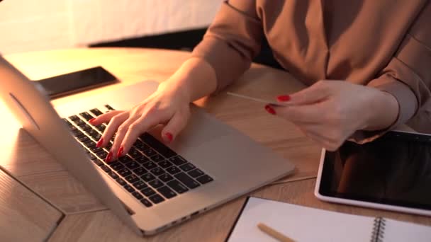 Женские руки печатают номер кредитной карты на клавиатуре компьютера. Женщина делает онлайн покупку. Сервис онлайн-платежей. — стоковое видео